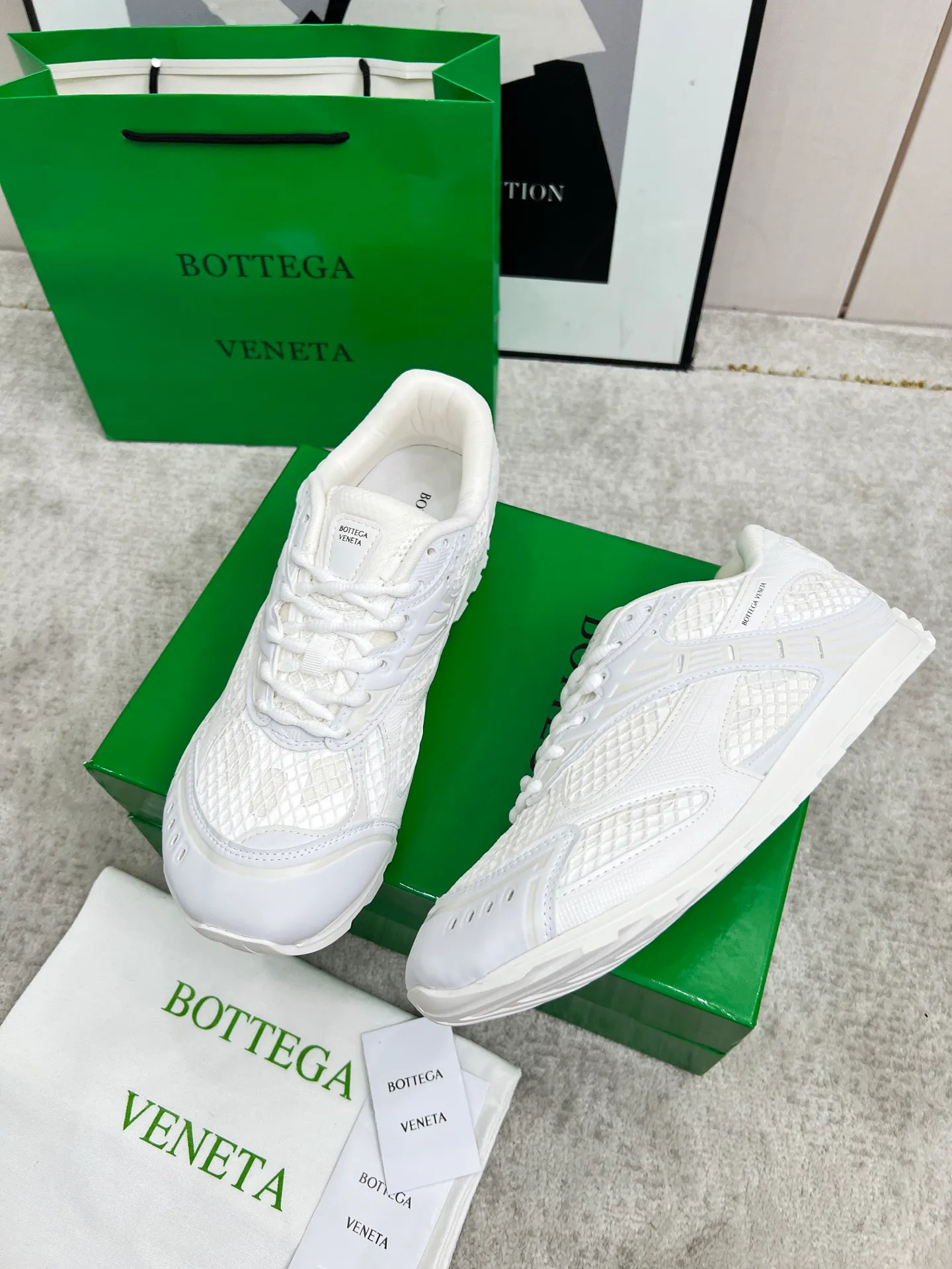 P540. Top version (couples model) Bottega Veneta Bottega Veneta 23ss autumn and winter show BV Orbit sneakers Wang Yibo's same style couples casual shoes dad shoes! Runner sneakers! Original purchase and development!  Made of original lightweight technical mesh fabric, the same as the original version! The process is complicated!  Paired with a rubber outsole designed with a geometric pattern, the high version of the Wang Zha series is actually much taller, but the legs still look slim. Very nice. Durable and playable, standard and version-matching shoe package technology, look for high-end versions. The original outsole is exclusively molded, and the color-blocked TPU outsole is used. The material and weight are the same as the original!  Size: #Female 35-41 (40 and 41 customized sizes are non-refundable) Male 39-45 (45 size customized are non-returnable and exchangeable)